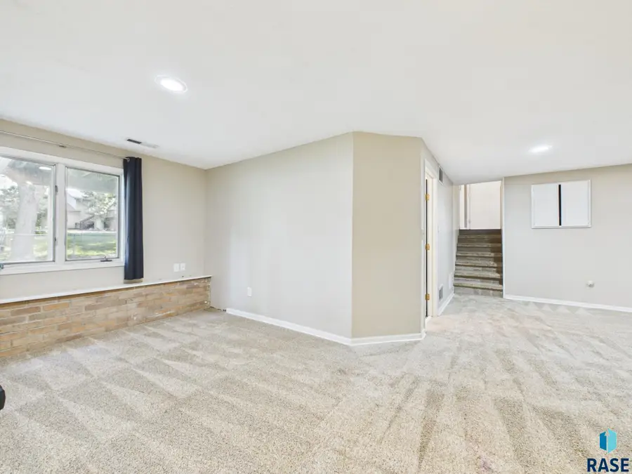 5600 W Pebble Creek Rd, Sioux Falls, SD 57106 - #3