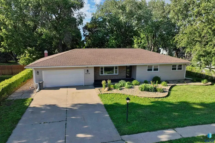 4608 E 21st St, Sioux Falls, SD 57110 - #2
