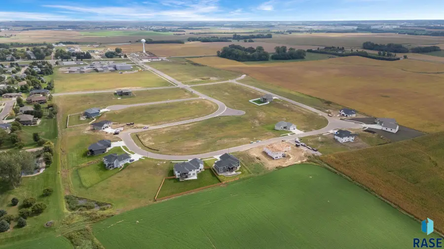 109 S Ridgeview Ave, Crooks, SD 57020 - #2