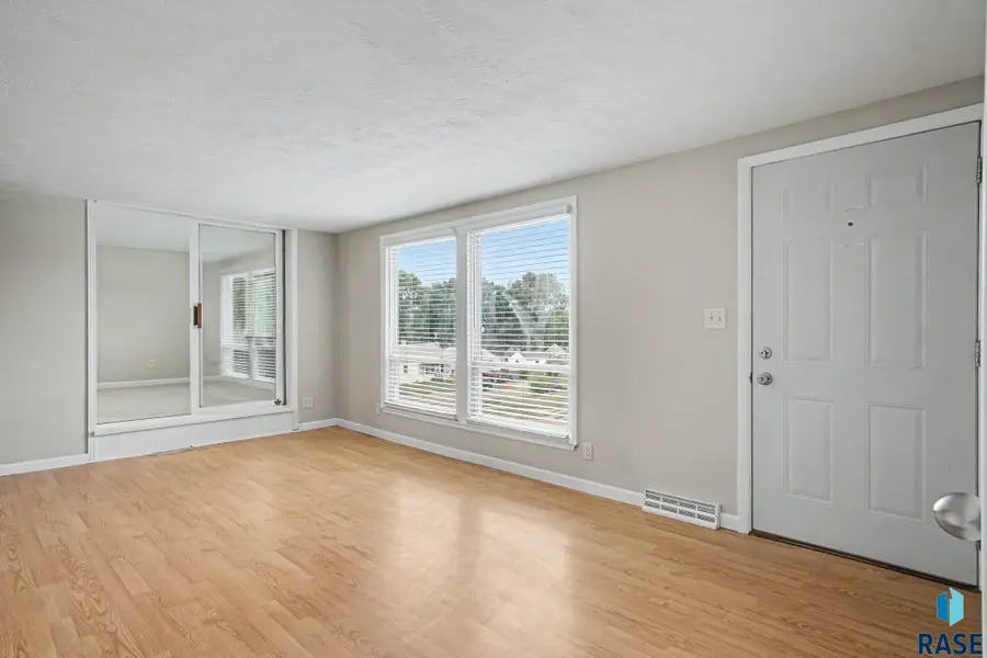 616 S Highland Ave, Sioux Falls, SD 57103 - #3