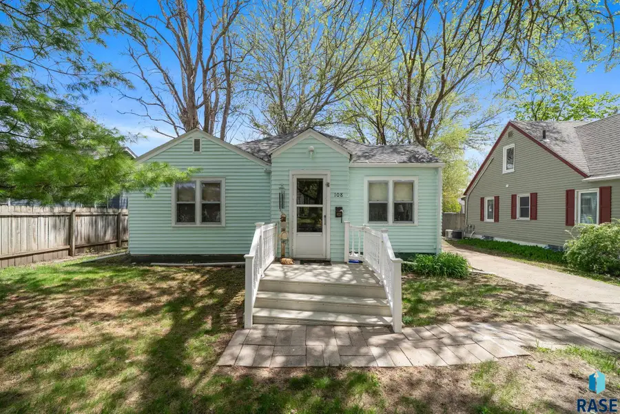 108 Pine St, Vermillion, SD 57069 - #2