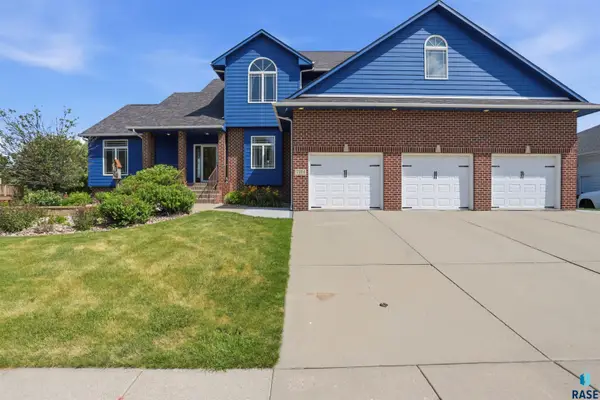 7704 32nd St, Sioux Falls, SD 57106