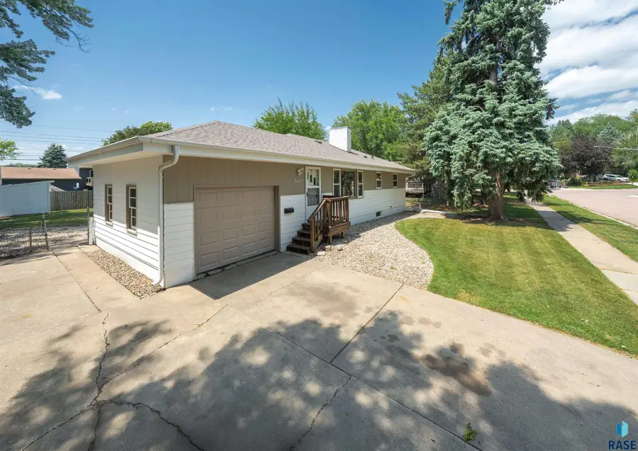 3005 S 5th Ave, Sioux Falls, SD 57105 - #2