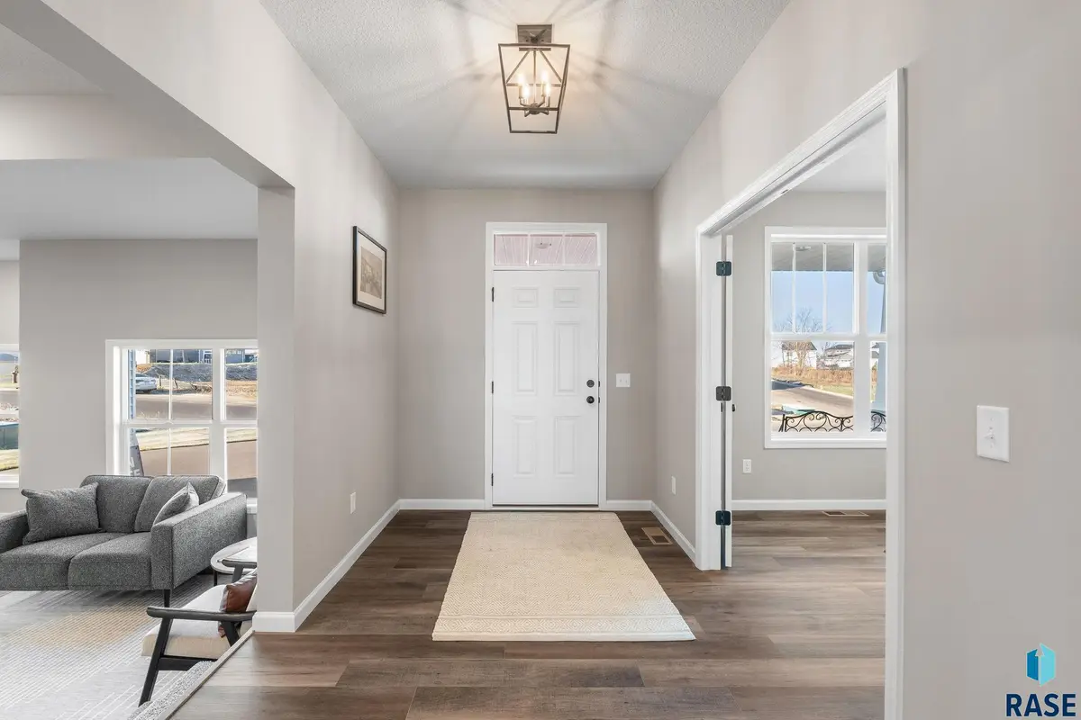 917 S Country Club Ave, Brandon, SD 57005 - #1