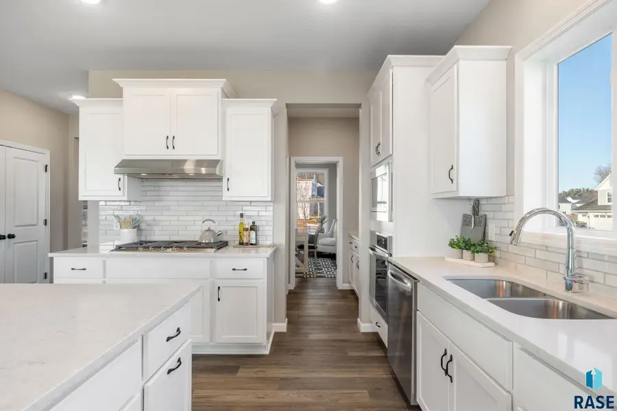 917 S Country Club Ave, Brandon, SD 57005 - #2