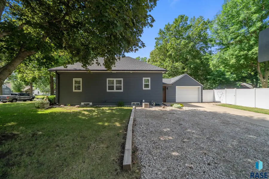 923 N Spring St, Luverne, MN 56156 - #2