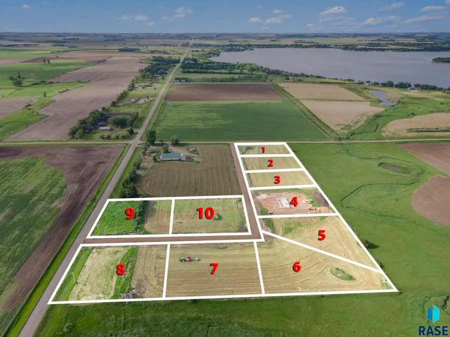 2140 Harvest Creek Ln, Madison, SD 57042 - #2