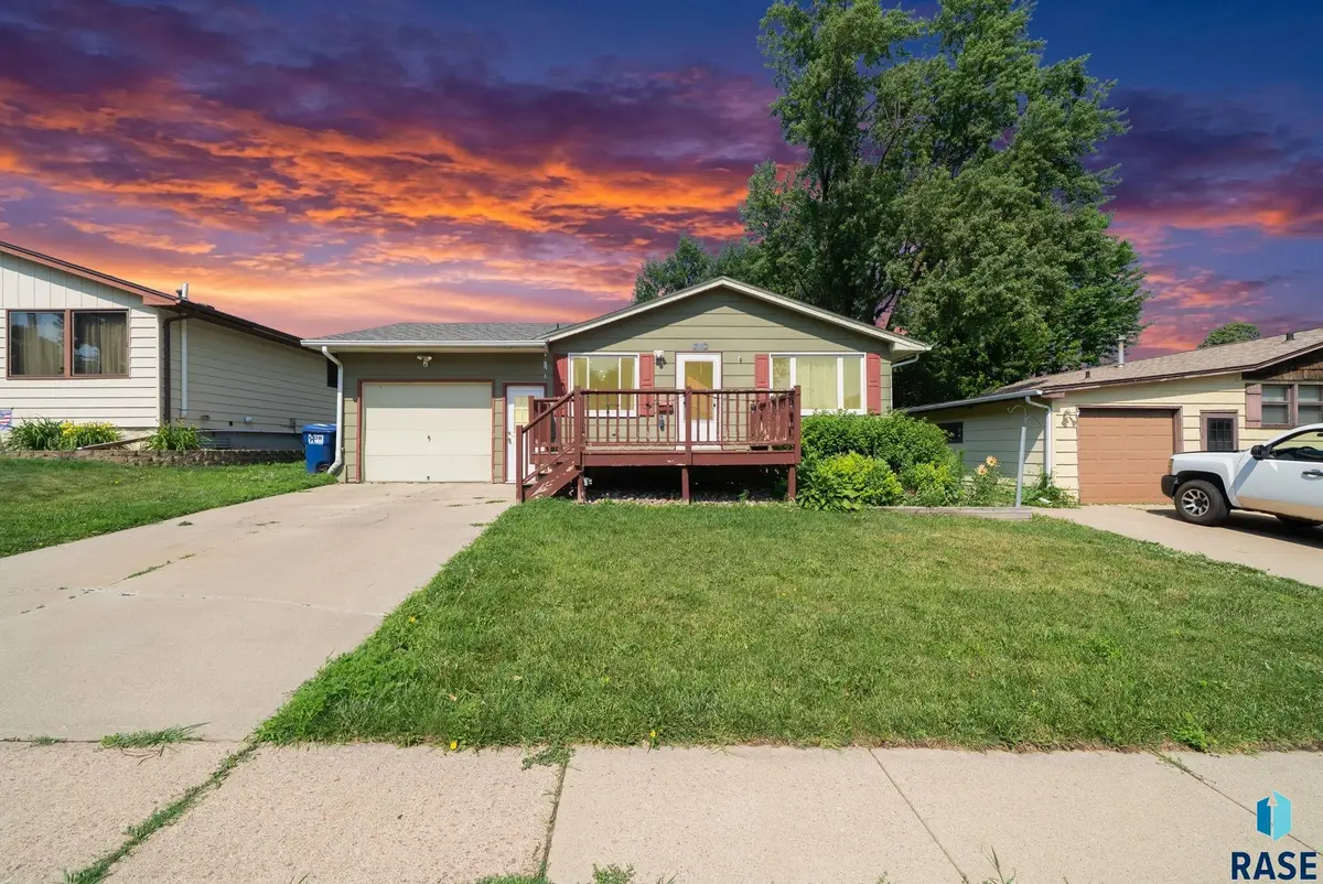 713 S Holt Ave, Sioux Falls, SD 57103 - #1