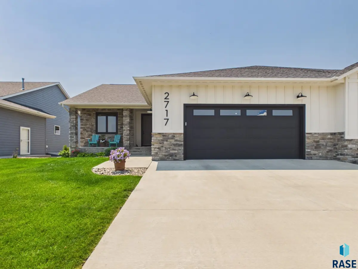2717 W Oak Hill Dr, Sioux Falls, SD 57108 - #1