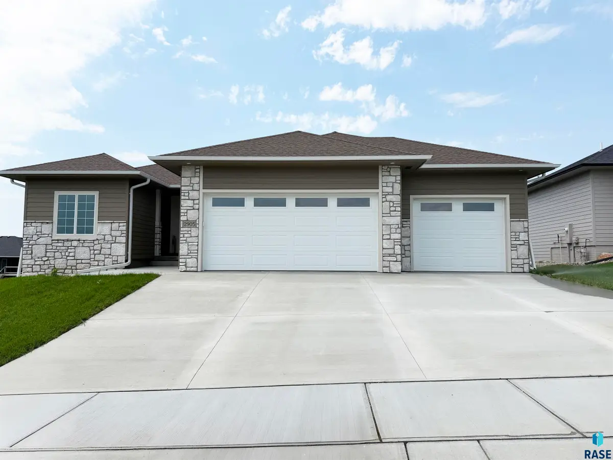 2905 S Dunraven Ave, Sioux Falls, SD 57110 - #1