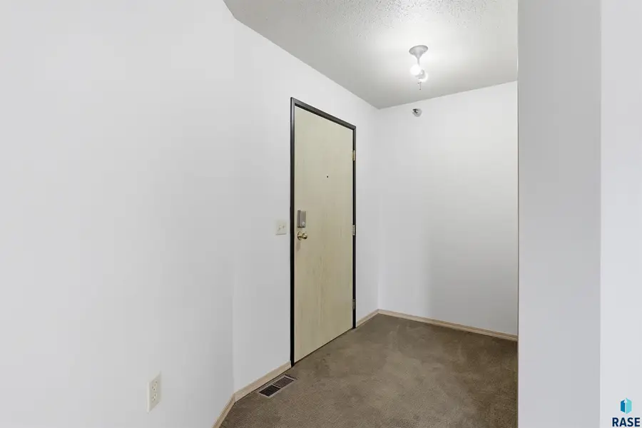 4609 S Oxbow Ave #303, Sioux Falls, SD 57106 - #2