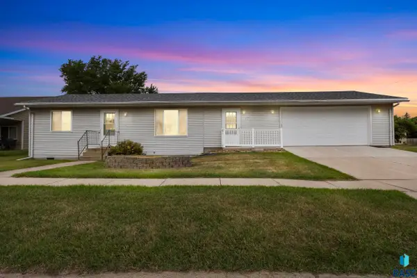 229 N Cherry St, Lennox, SD 57039