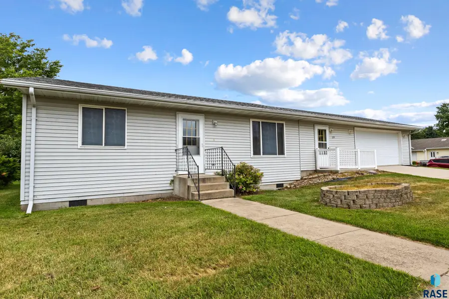 229 N Cherry St, Lennox, SD 57039 - #3