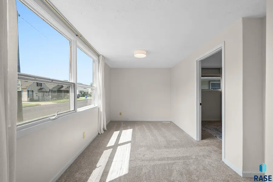 528 S Elmwood Ave, Sioux Falls, SD 57104 - #3