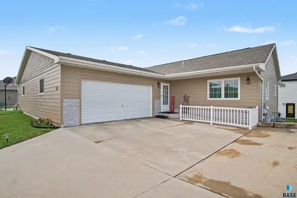 411 Cypress Cir, Harrisburg, SD 57032