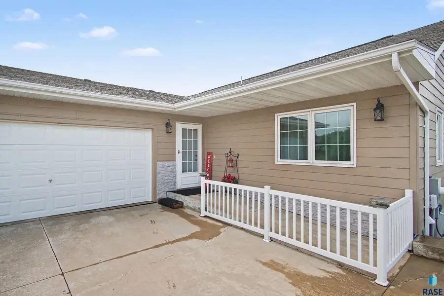 411 Cypress Cir, Harrisburg, SD 57032 - #2