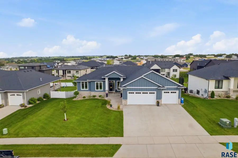 7428 E Twin Pines Ct, Sioux Falls, SD 57110 - #2