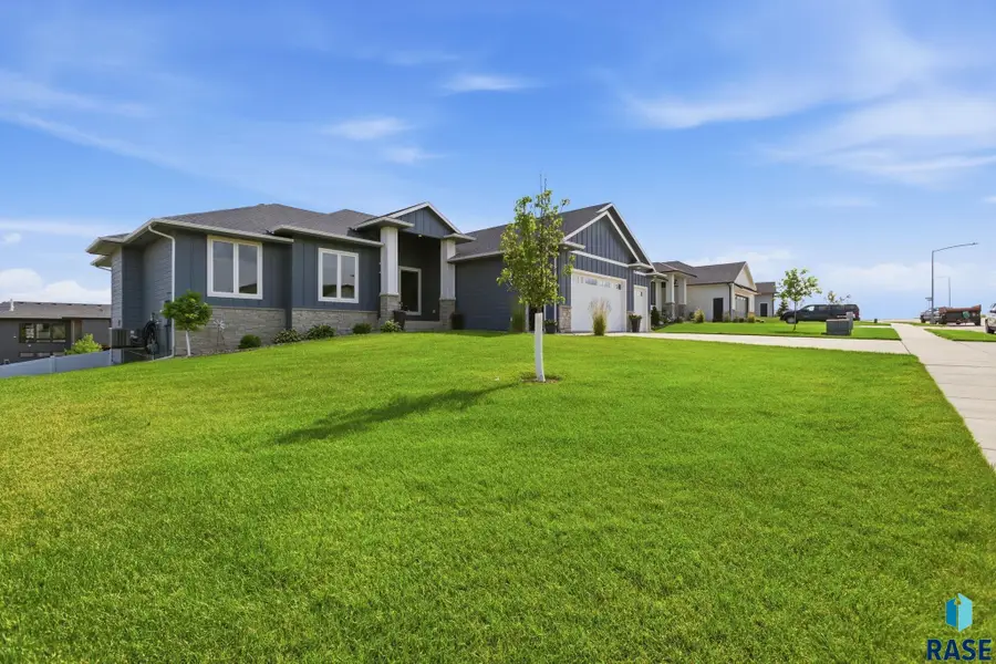 7428 E Twin Pines Ct, Sioux Falls, SD 57110 - #3