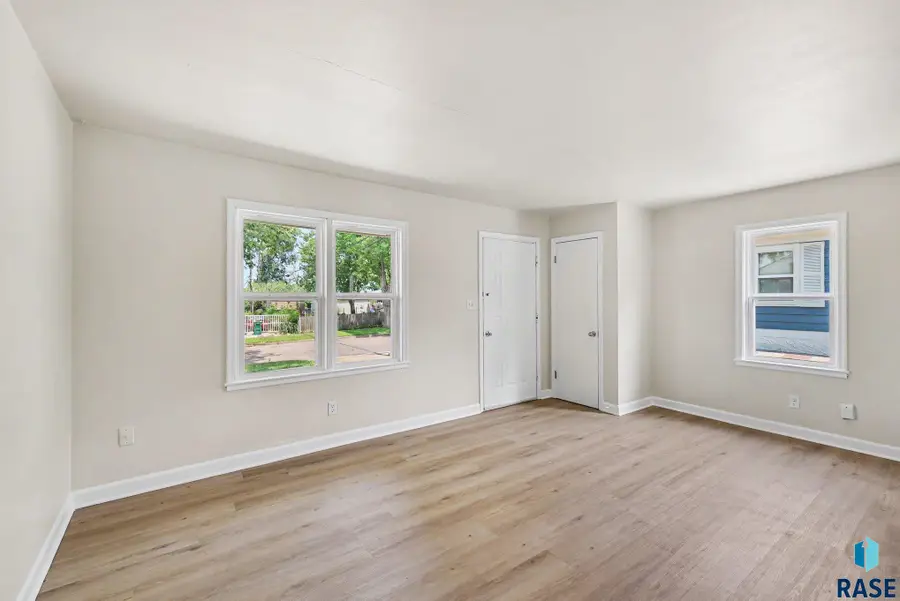 2305 E 11th St, Sioux Falls, SD 57103 - #2