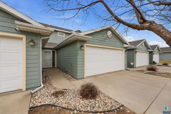 1212 N Pekin Pl, Sioux Falls, SD 57107