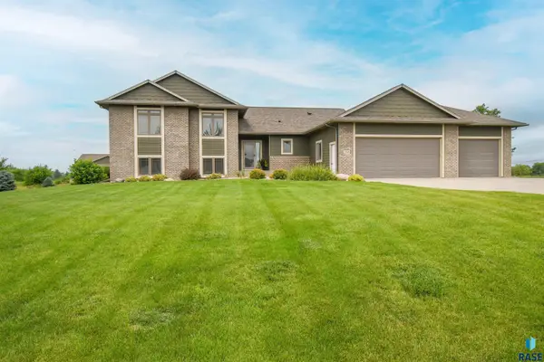 27203 Regal Ct, Sioux Falls, SD 57108