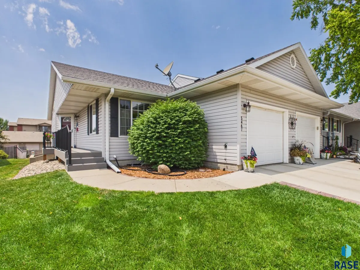 3447 S Goldenrod Ln, Sioux Falls, SD 57110 - #1