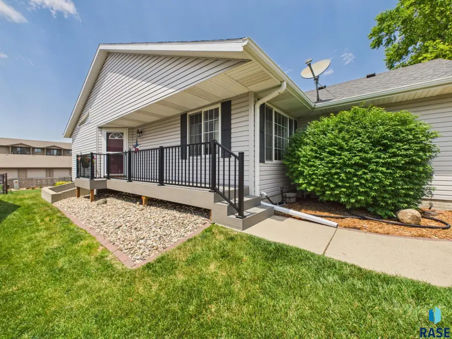3447 S Goldenrod Ln, Sioux Falls, SD 57110 - #2