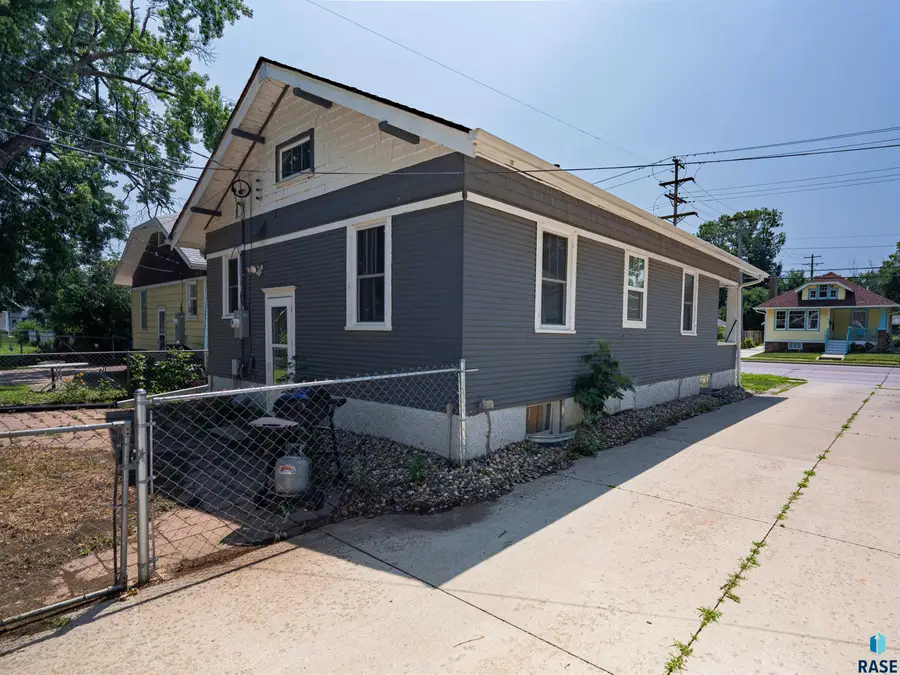 816 22nd St, Sioux Falls, SD 57105 - #3