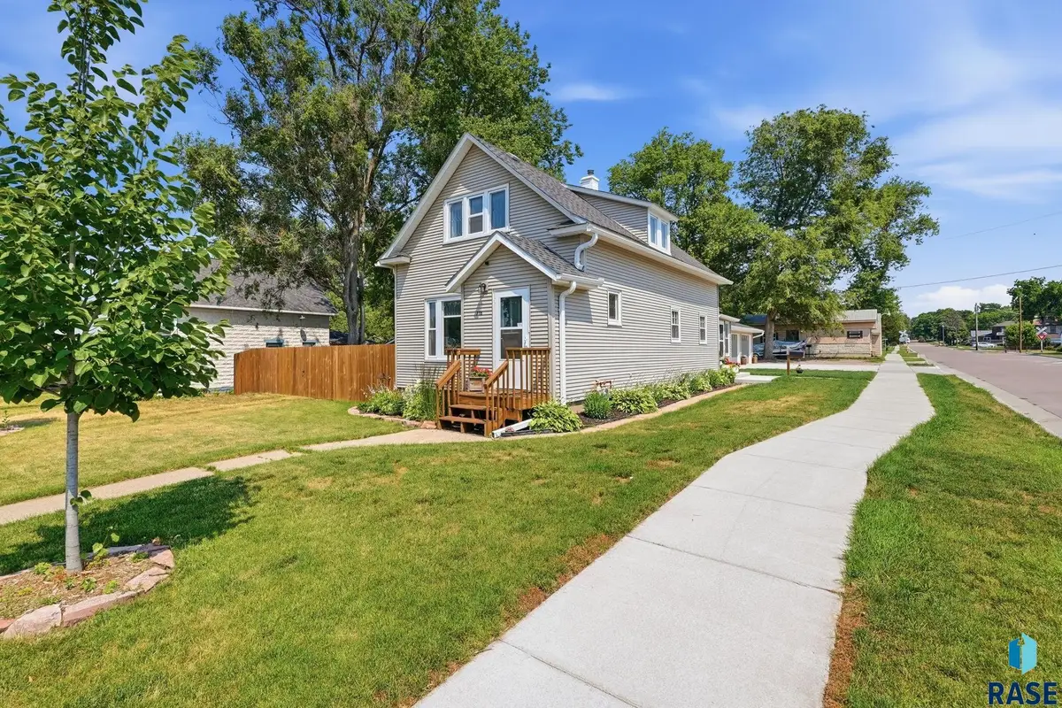 718 E 4th St, Dell Rapids, SD 57022 - #1