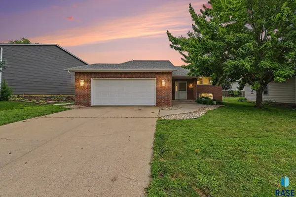 2504 S Groveland Ave, Sioux Falls, SD 57110