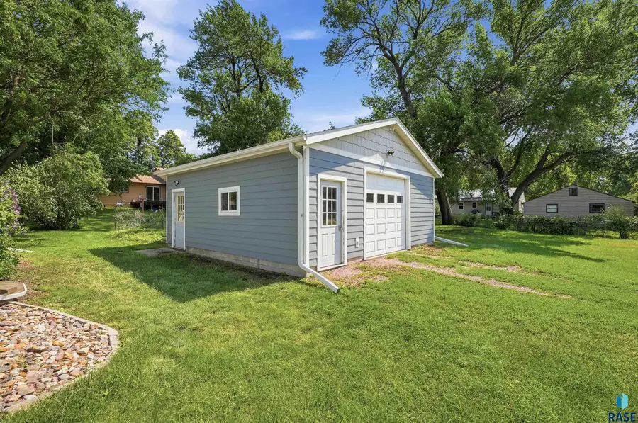 437 Holder St, Larchwood, IA 51241 - #2