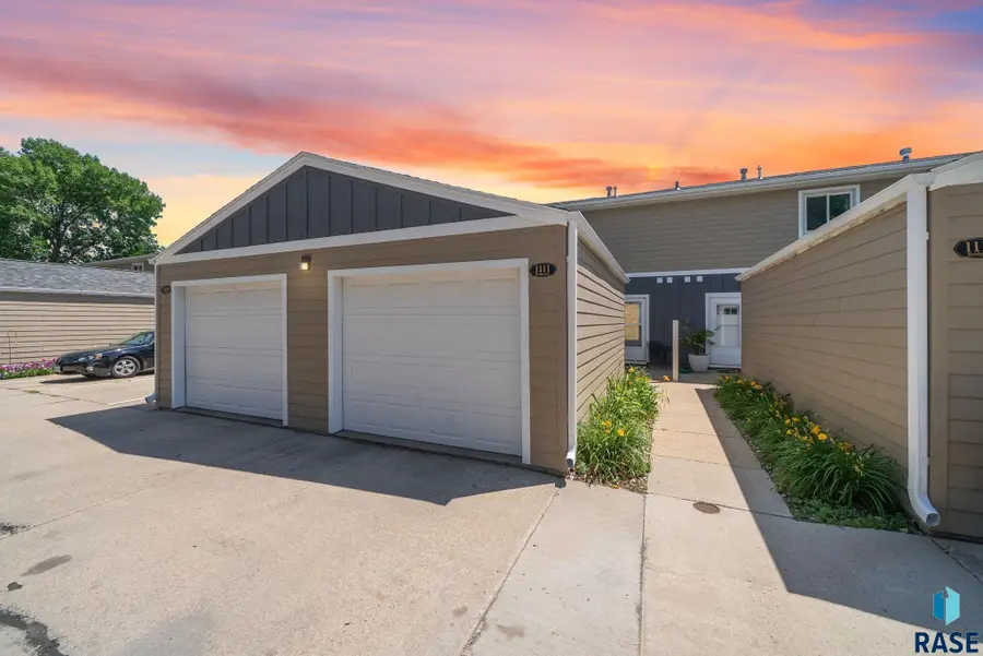 1111 S Bridgeport Pl, Sioux Falls, SD 57106 - #2