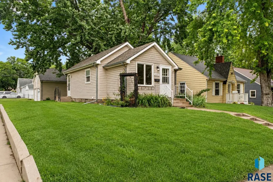 2321 S West Ave, Sioux Falls, SD 57105 - #3
