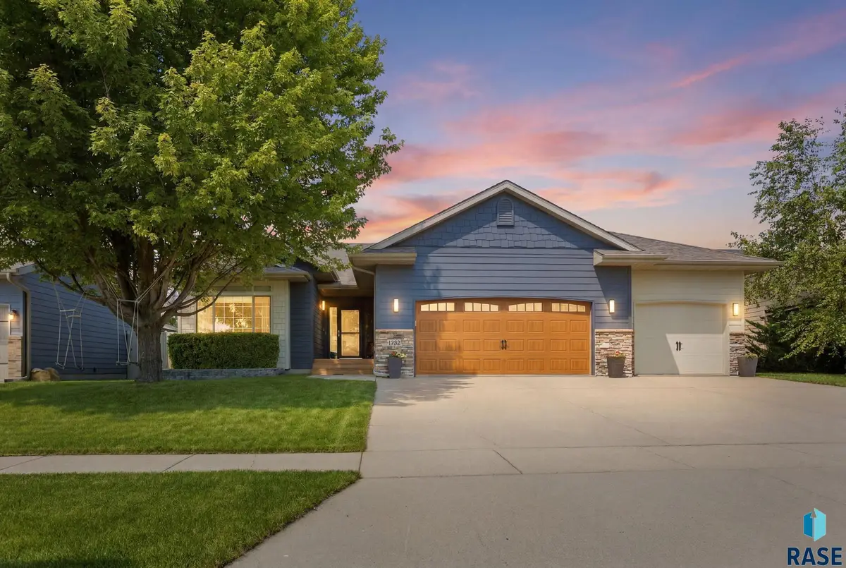 2205 S Katie Ave, Sioux Falls, SD 57106 - #1
