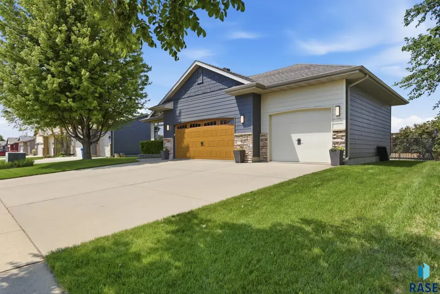 2205 S Katie Ave, Sioux Falls, SD 57106 - #3