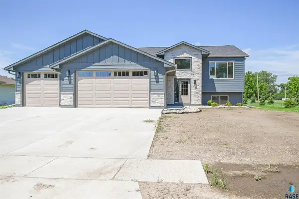 512 W Ash St, Canistota, SD 57012