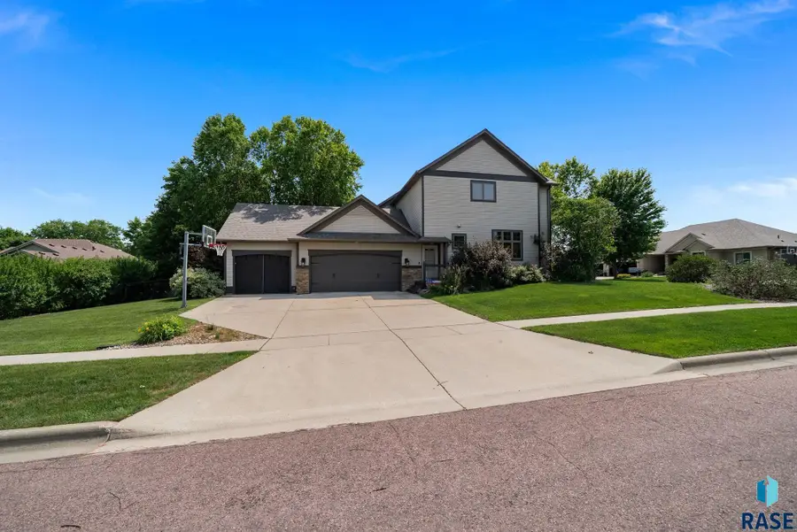 1600 S Parkview Blvd, Brandon, SD 57005 - #2
