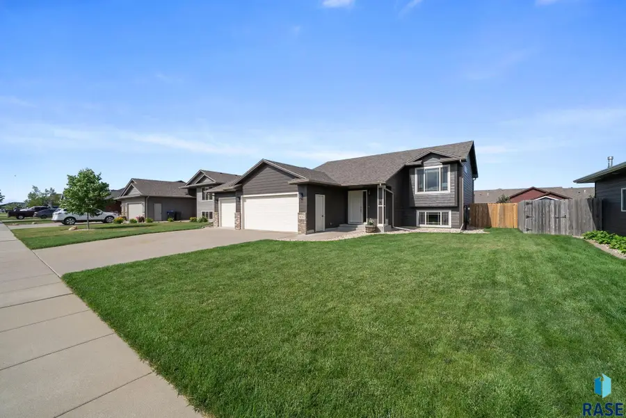 806 Rosewood Dr, Harrisburg, SD 57032 - #3