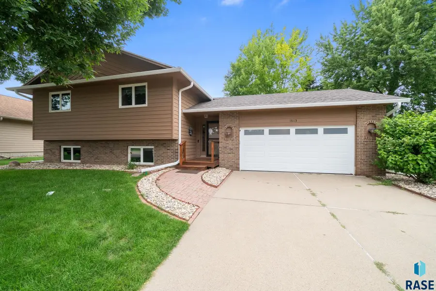1613 S Larkspur Trl, Sioux Falls, SD 57106 - #2