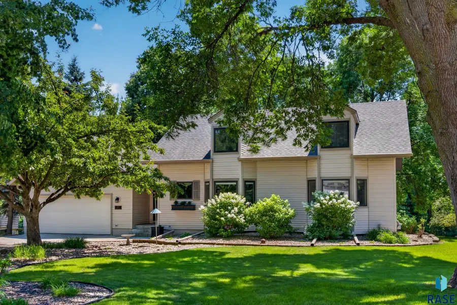2812 S Jonathan Ln, Sioux Falls, SD 57103 - #3