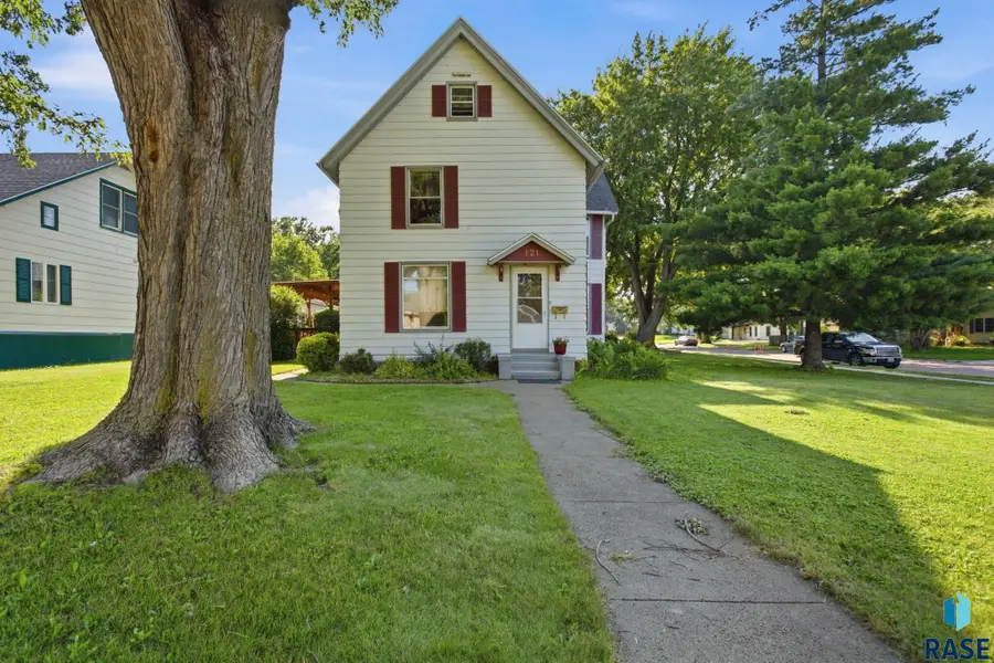 121 N Liberty Ave, Madison, SD 57042 - #2