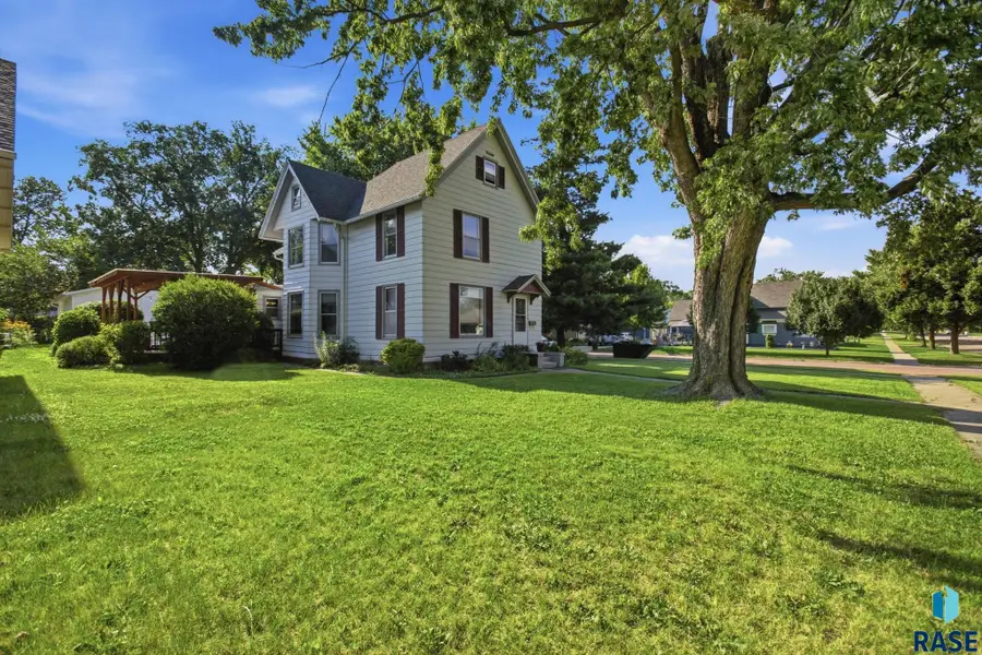 121 N Liberty Ave, Madison, SD 57042 - #3