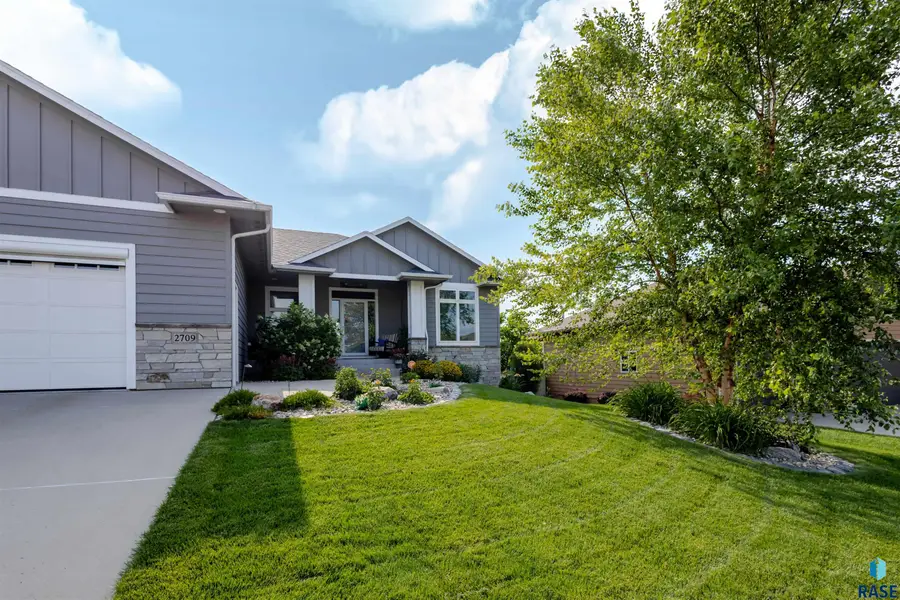 2709 S Moss Stone Ave, Sioux Falls, SD 57110 - #2