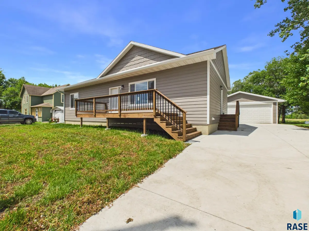 505 S Garfield St, Lennox, SD 57039 - #1