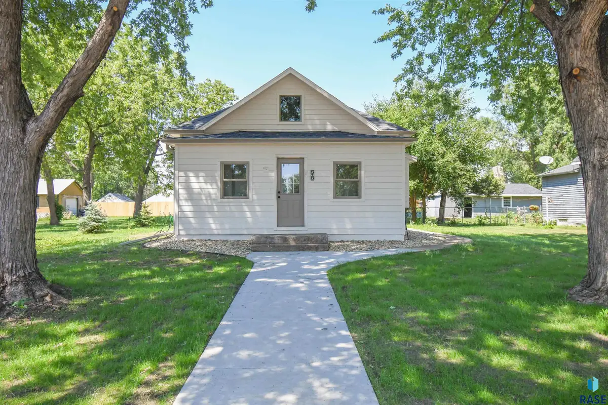 512 W Elm St, Canistota, SD 57012 - #1