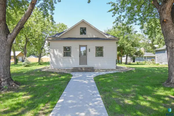 512 W Elm St, Canistota, SD 57012