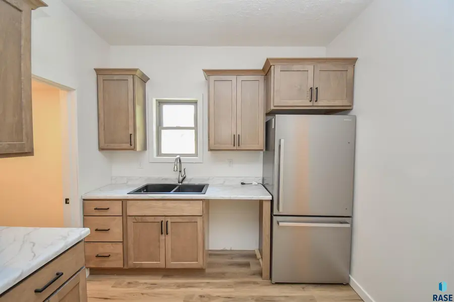 512 W Elm St, Canistota, SD 57012 - #2