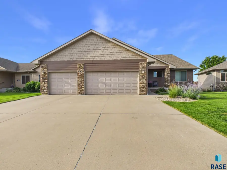 3917 E Brookeline Dr, Sioux Falls, SD 57103 - #2