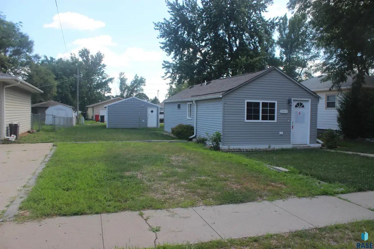 1011 E 13th St, Yankton, SD 57078 - #1