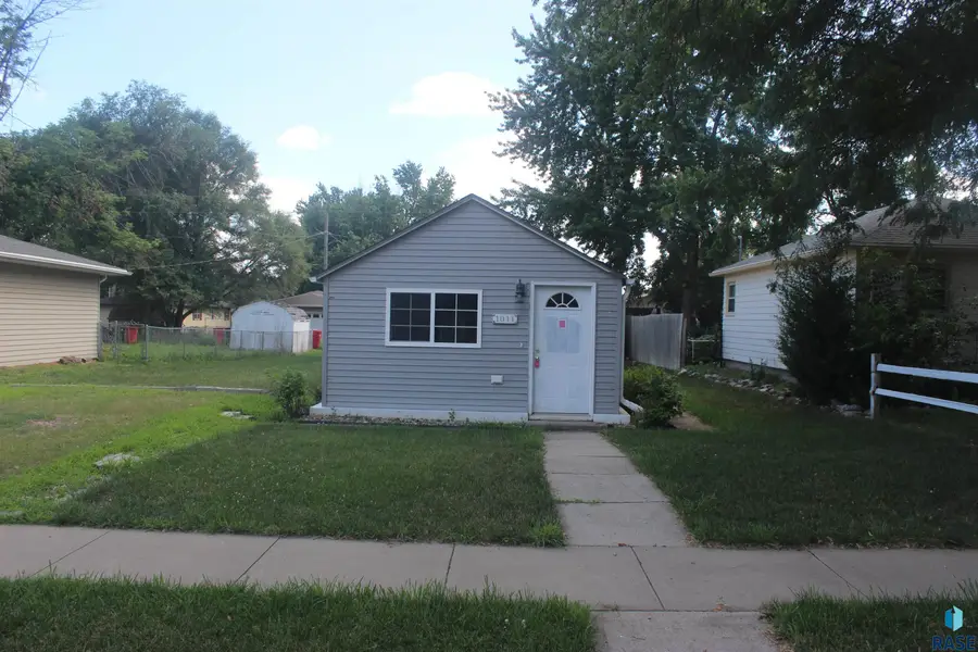 1011 E 13th St, Yankton, SD 57078 - #2